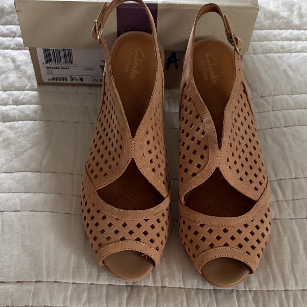 Clarks Wessex Sway Women's Perforated Beige Shoes 9.5M NWT no Call-Outs